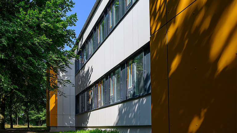 Die neue Fassade der Elisabeth-Siegel-Schule in Osnabrück. Sie ist mit einem VHF-System optisch und energetisch ertüchtigt. Mit der verbauten Unterkonstruktion VECO-Isolink konnte eine rechnerisch wärmebrückenfreie, montagefreundliche Lösung realisiert we