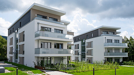 Im Obergeschoss realisierten die Architekten ein großzügiges, über 100 Quadratmeter großes Penthouse mit zwei Dachterrassen. Die Befestigung der umlaufenden, 63 Zentimeter hohen Stahlbeton-Brüstung der Dachterrasse lösten die Planer mit dem Schöck Isokorb