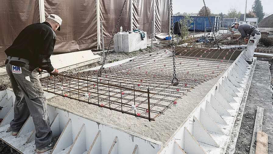 Das Setzen der Bewehrung auf die Vorsatzschale.