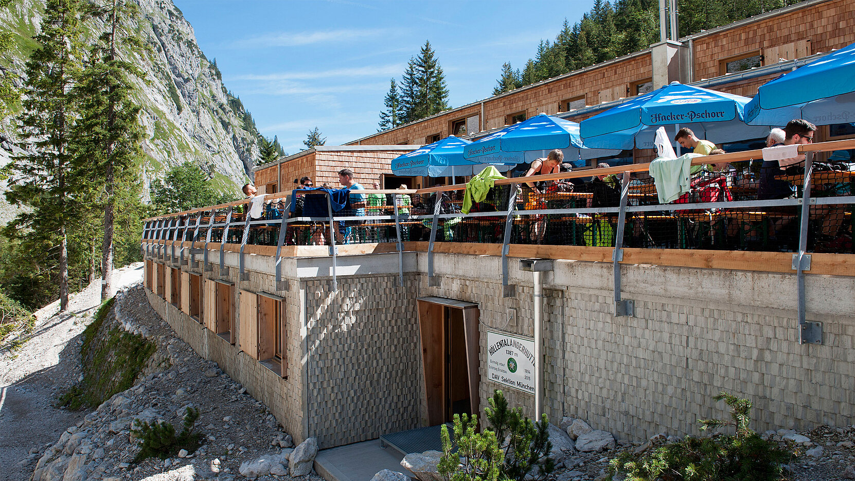 Hütteneingang und Terrasse [Bildquelle: Schöck Bauteile GmbH]