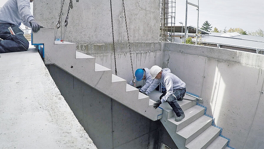 Der Treppenlauf wurde auf der Baustelle fachmännisch eingesetzt. Im Vergleich zu aufwändigen Einzellösungen lassen sich mit dem Komplettsystem von Schöck Einbaufehler vermeiden und auch das Verletzungsrisiko verringern.