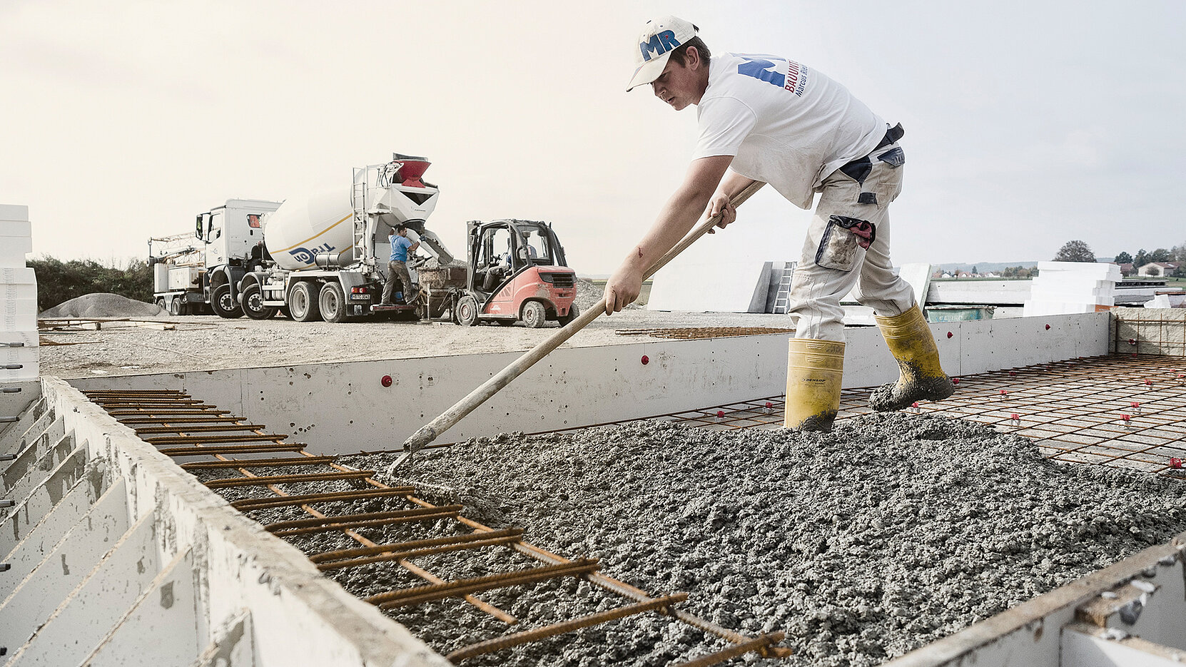 Das Betonieren der Vorsatzschale.