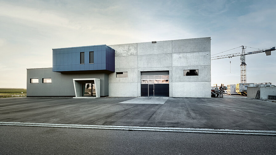 Blickfang Betonfertigteilwerk: die neue Industriehalle der Marcus Riedelsheimer GmbH. 