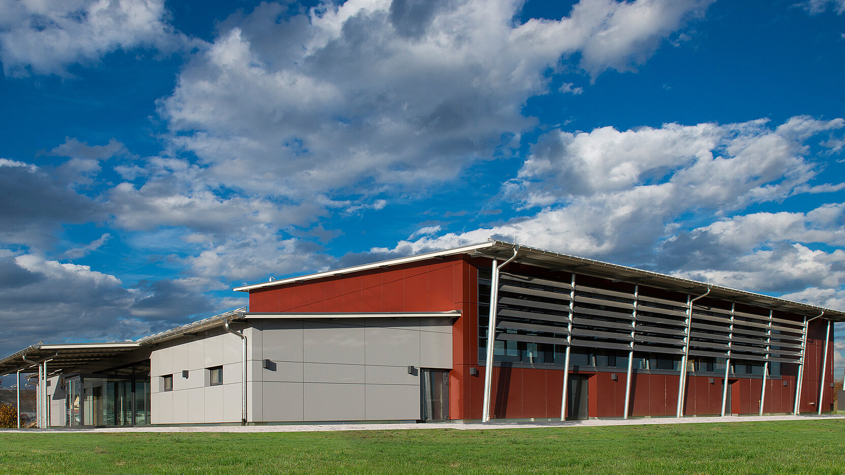 Die Gemeinde in Volkertshausen in Deutschland realisierte den Neubau einer eingeschossigen Mehrzweckhalle mit einer vorgehängten hinterlüfteten Fassade