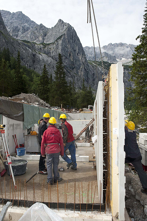 Einbau Elementwand mit Schöck Isolink® [Bildquelle: Schöck Bauteile GmbH]