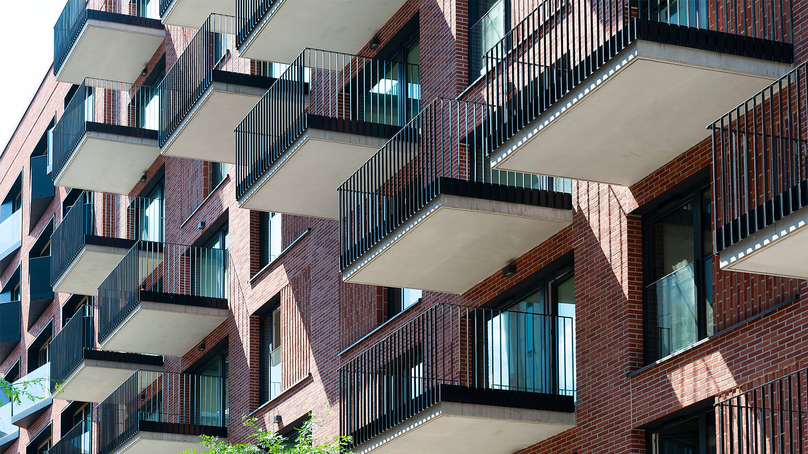 Auf der Rückseite des Gebäudes zum Innenhof haben die Architekten Stahlbetonbalkone geplant. Foto: Schöck Bauteile GmbH.