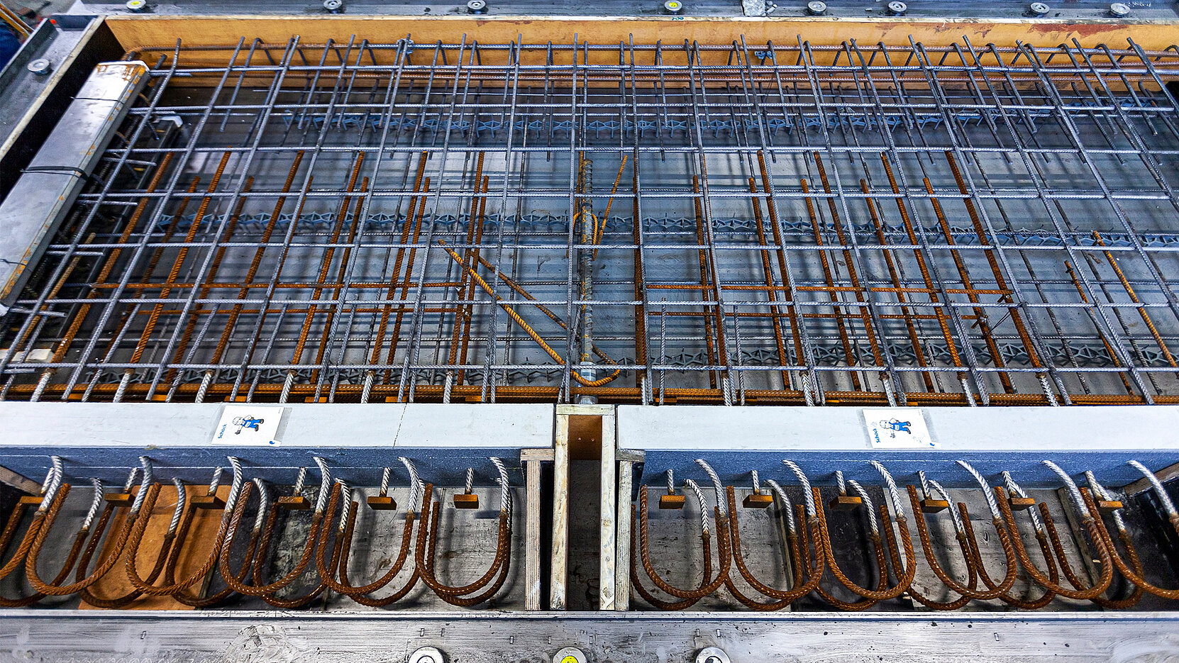 BIL_REF_Wien_Kennedy_Garden_IK5_16z9_FHD_21RL.jpg Die Beton-Fertigteile mit dem integrierten Isokorb stellte Mischek Systembau, eine Tochter des Generalunternehmers STRABAG, in verschiedenen Formaten und Dimensionen her.