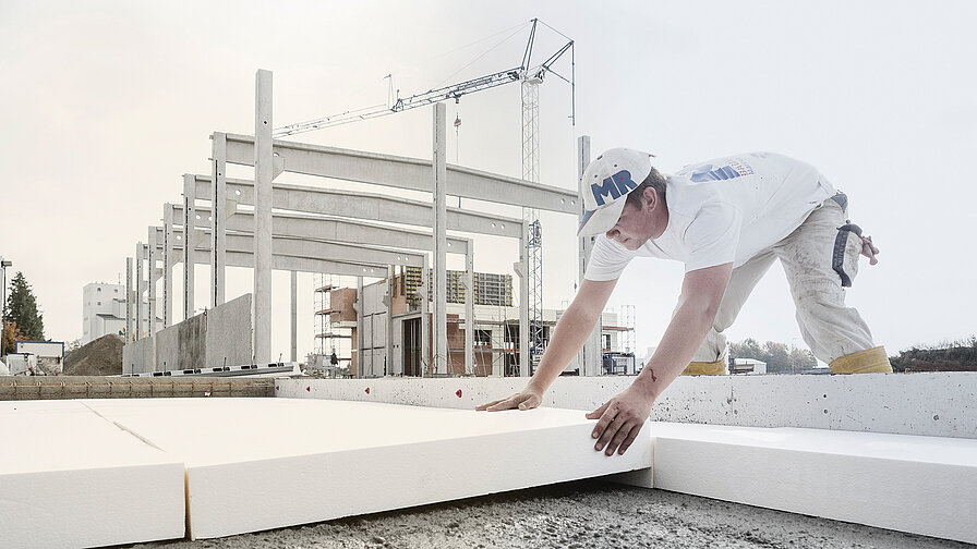 Auf die Vorsatzschale mit dem Beton folgt die Dämmschicht aus Expandiertem Polysterol (ESP). 