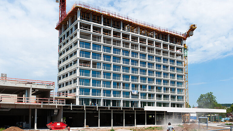 Am Stadtpark in Heilbronn ist ein luxuriöses Vier-Sterne-Plus-Hotel mit einer innovativen Betonfassade entstanden. 