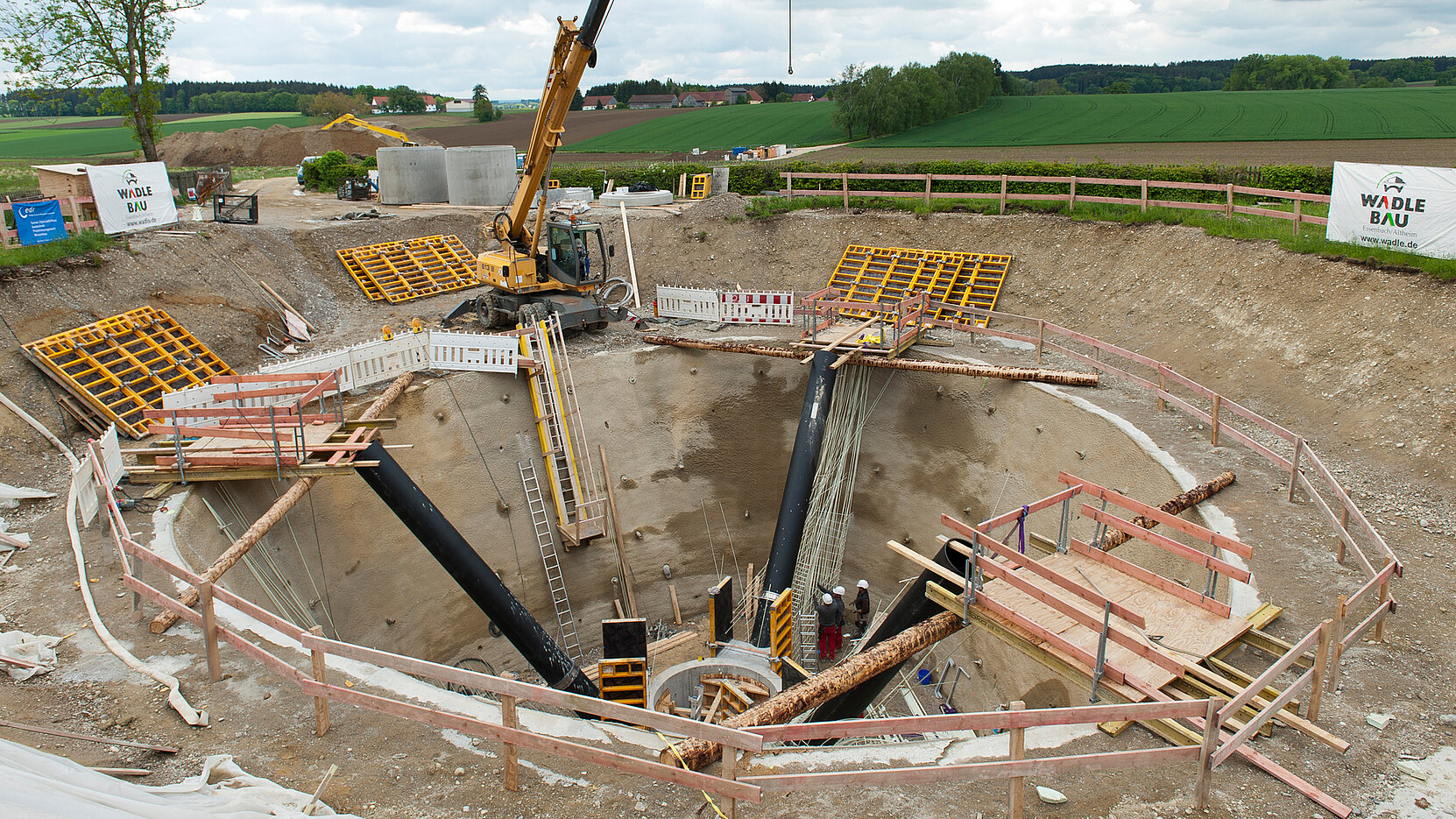 Einbau der Glasfaserbewehrung Schöck Combar® für die Flügelwände des Tetraeders.